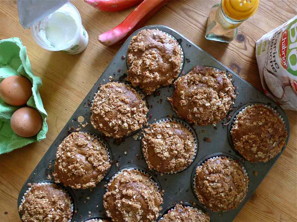 rhubarb crumble muffins