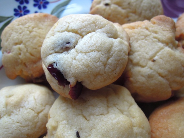 white chocolate cardamom cranberry cookies