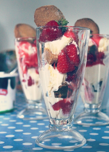 Strawberry ice cream sundae with rosemary shortbread4