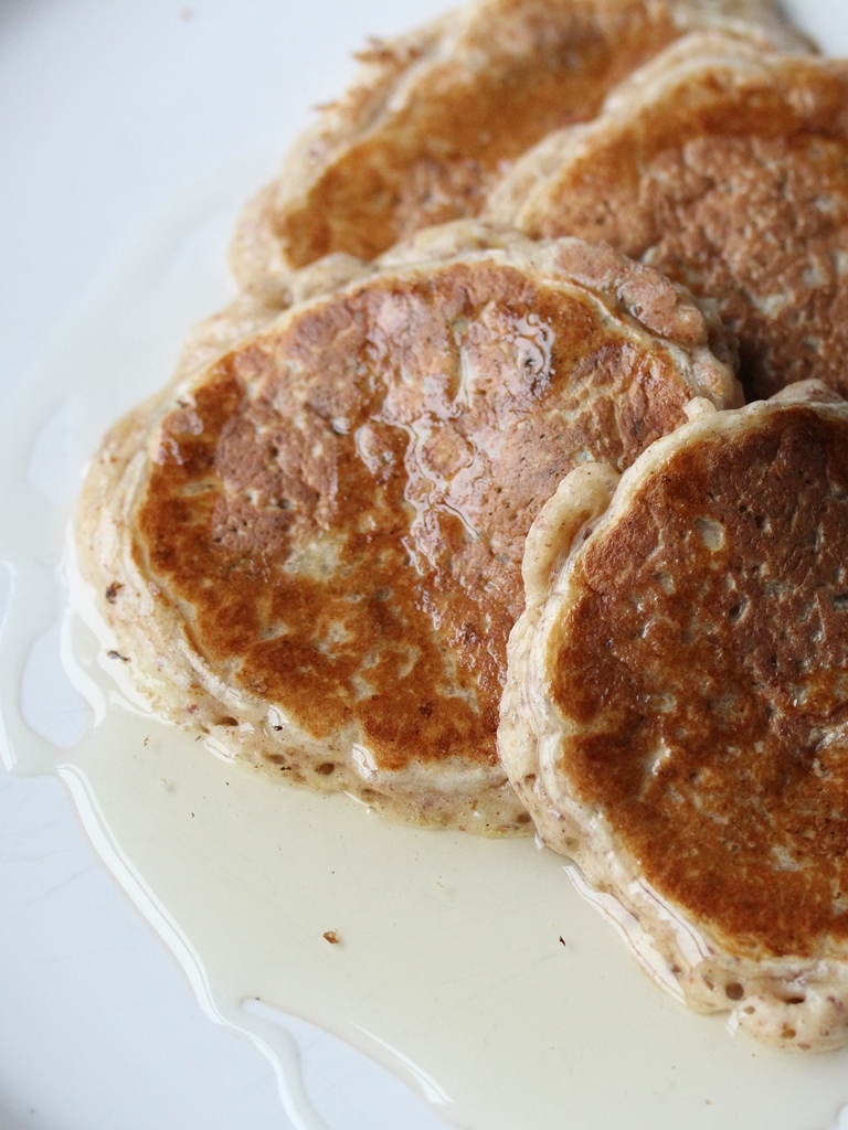 apple cinnamon and raisin pancakes