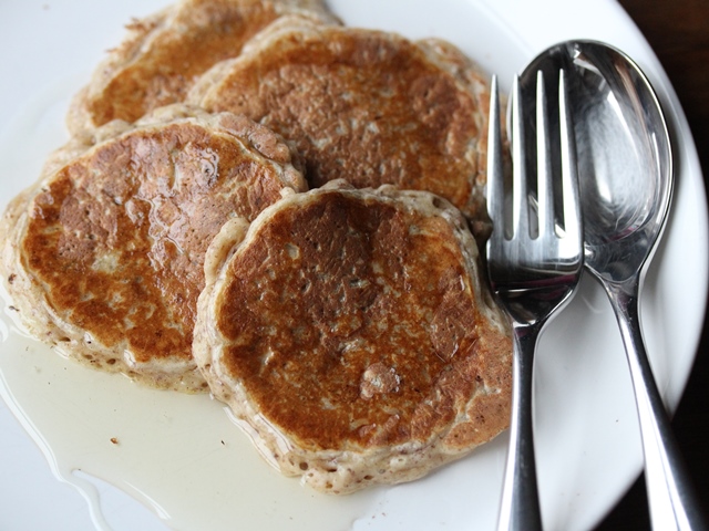 apple cinnamon and raisin pancakes3